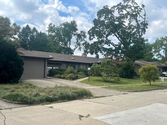 view of front facade featuring a front yard and a garage