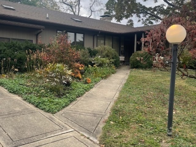 view of front of house featuring a front lawn