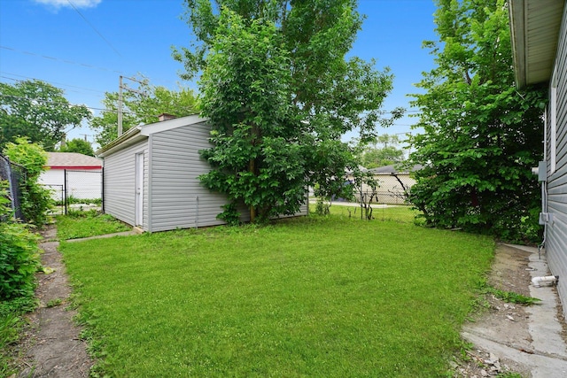 view of yard featuring an outdoor structure