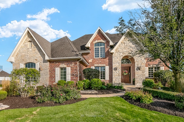 view of front of house featuring a front yard