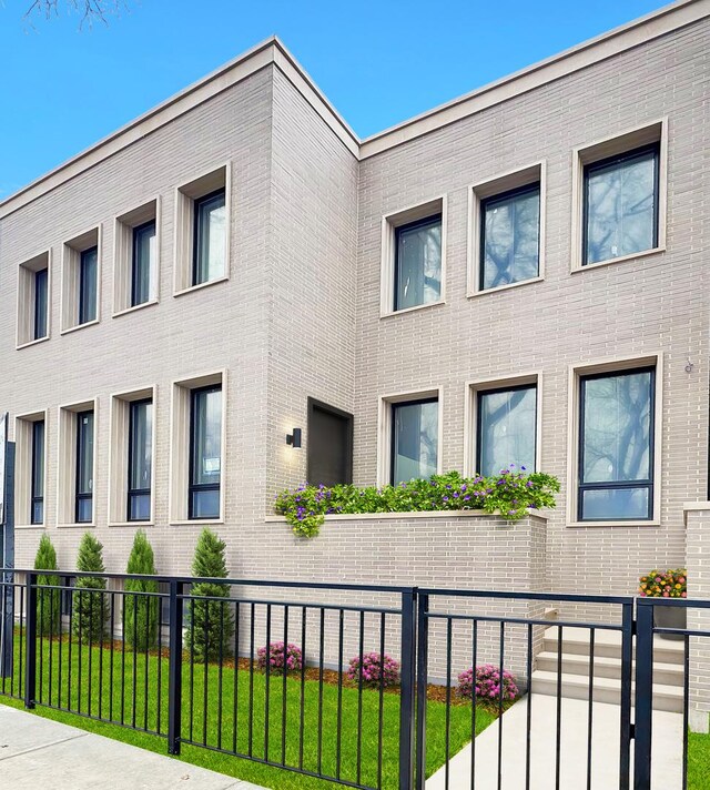 view of front of house featuring a front lawn