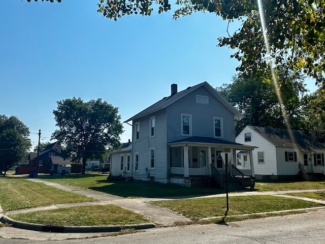 view of front of property featuring a front yard