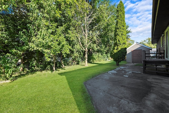 view of yard featuring a storage shed