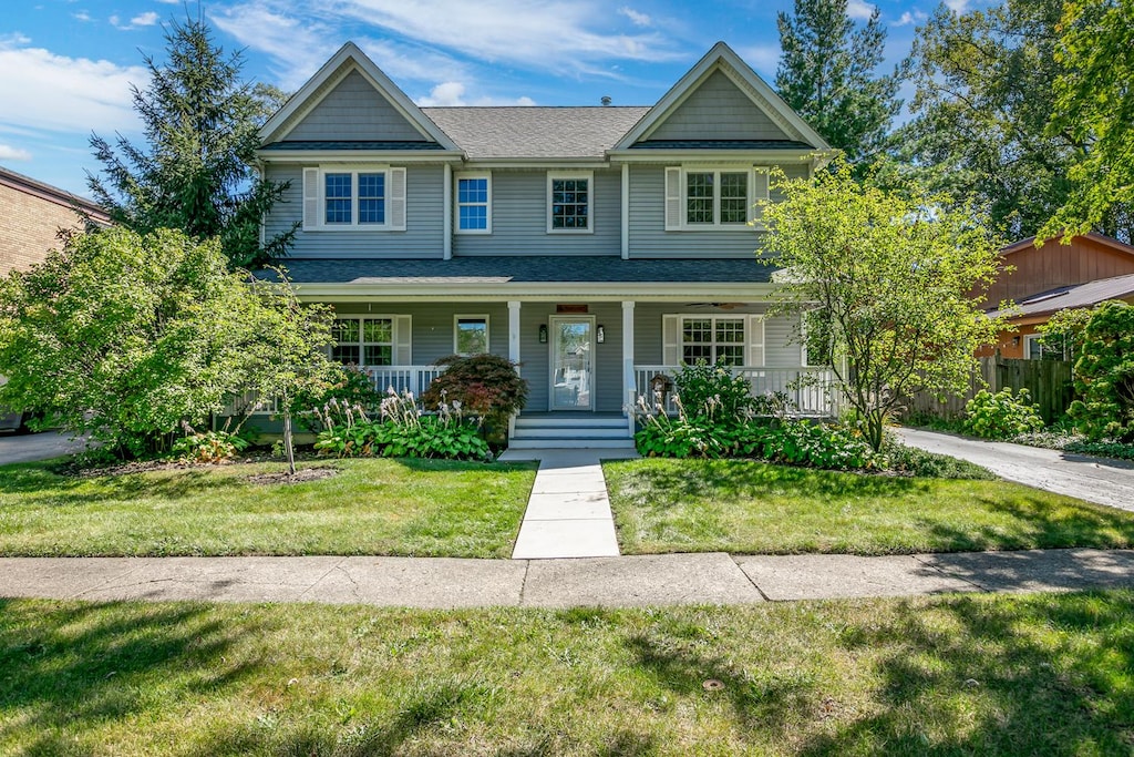 view of front facade featuring a porch and a front yard