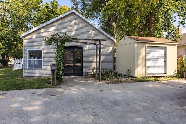 exterior space featuring a storage shed and a front yard