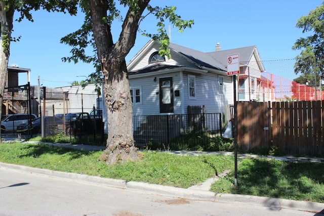 view of front of home featuring a front yard