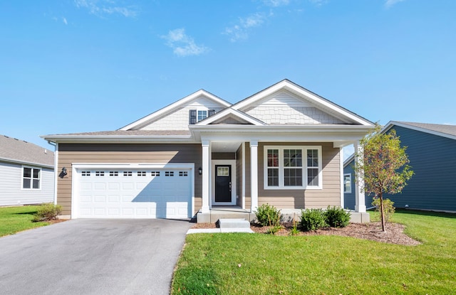 view of front of property featuring a front lawn