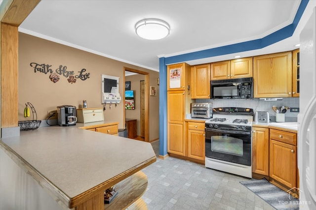 kitchen featuring crown molding, kitchen peninsula, gas range gas stove, and decorative backsplash