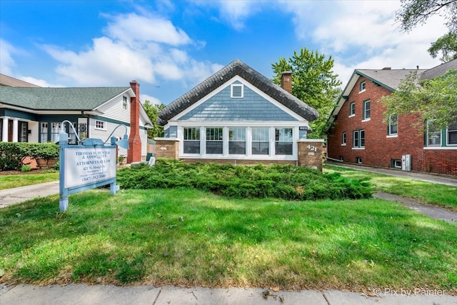 view of front of property featuring a front lawn