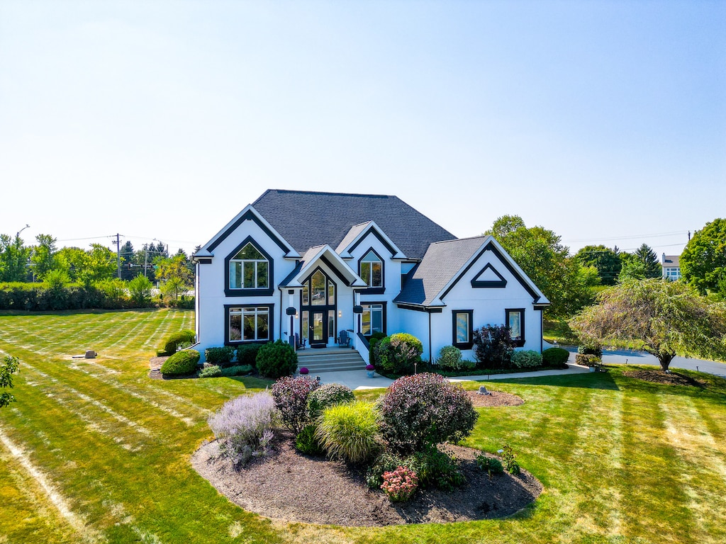 view of front of property with a front yard