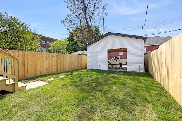 view of yard with an outdoor structure