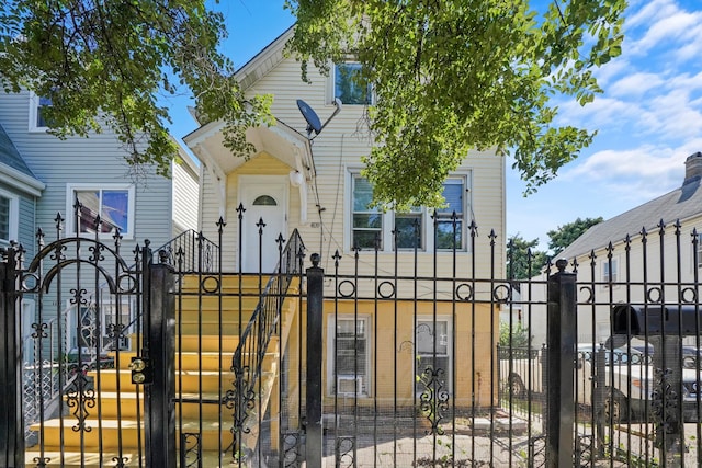 view of front of property featuring a gate and a fenced front yard