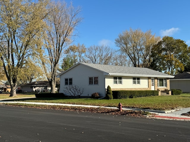 single story home with a front lawn