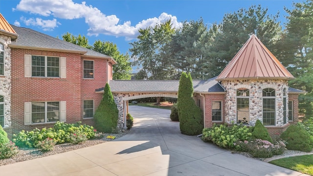 view of front facade with a carport