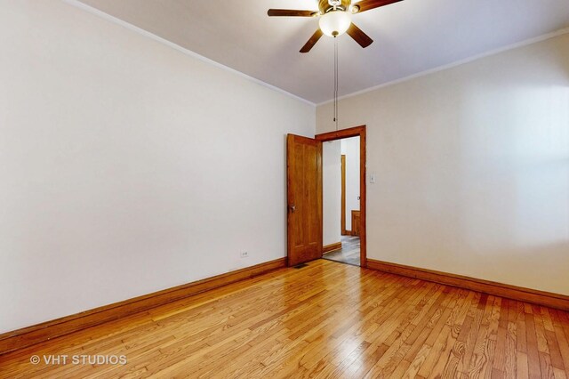 unfurnished room featuring light wood-type flooring, crown molding, and ceiling fan