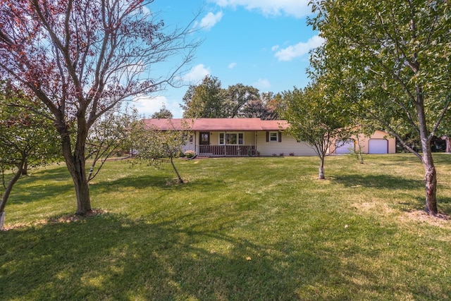 single story home featuring a porch and a front lawn