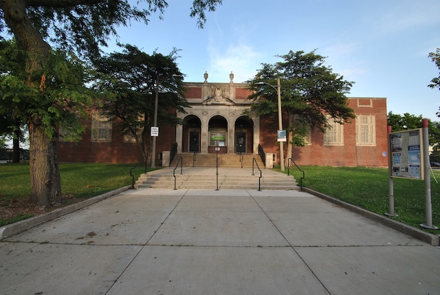 view of front of house featuring a front yard