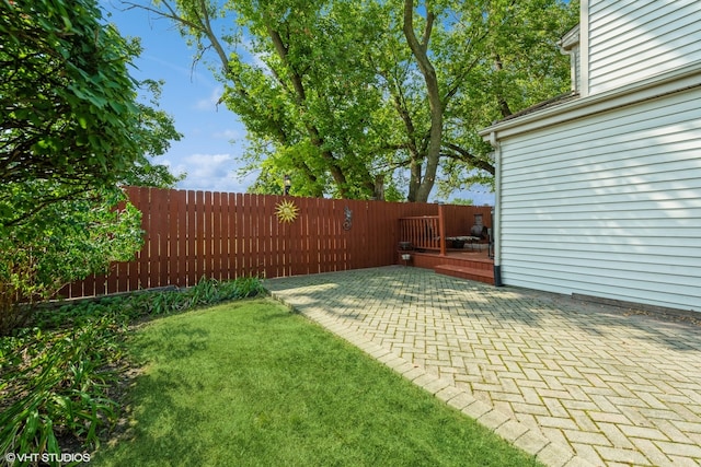 view of yard featuring a patio