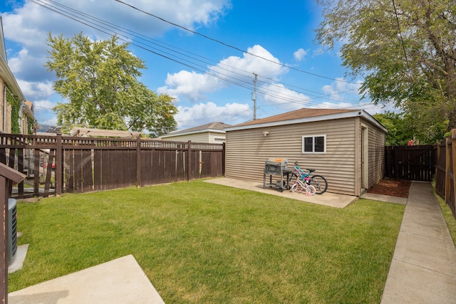 view of yard featuring a patio area