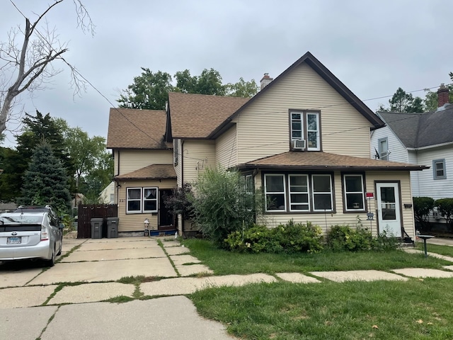 view of front of home featuring a front yard