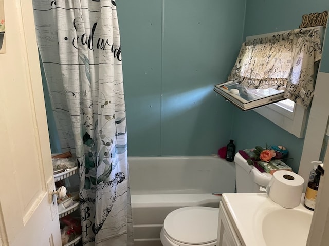 full bathroom featuring shower / bath combo with shower curtain, toilet, and vanity