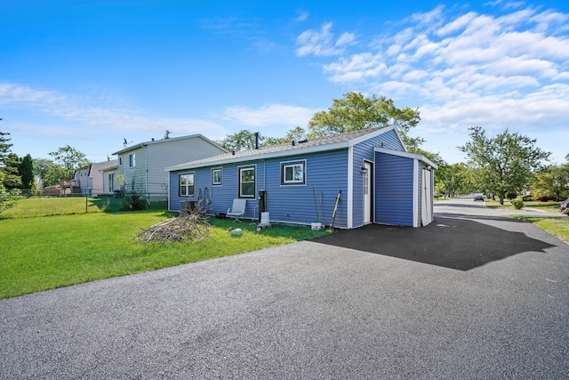 manufactured / mobile home featuring a front lawn