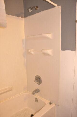full bath with shower / tub combination