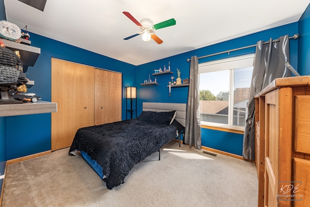 bedroom featuring ceiling fan, a closet, and carpet flooring