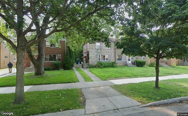 view of front of home featuring a front yard