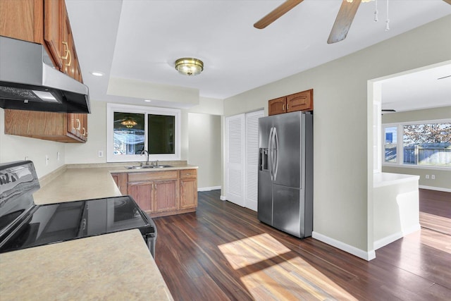 kitchen featuring sink, stainless steel fridge, ceiling fan, electric range oven, and dark hardwood / wood-style flooring