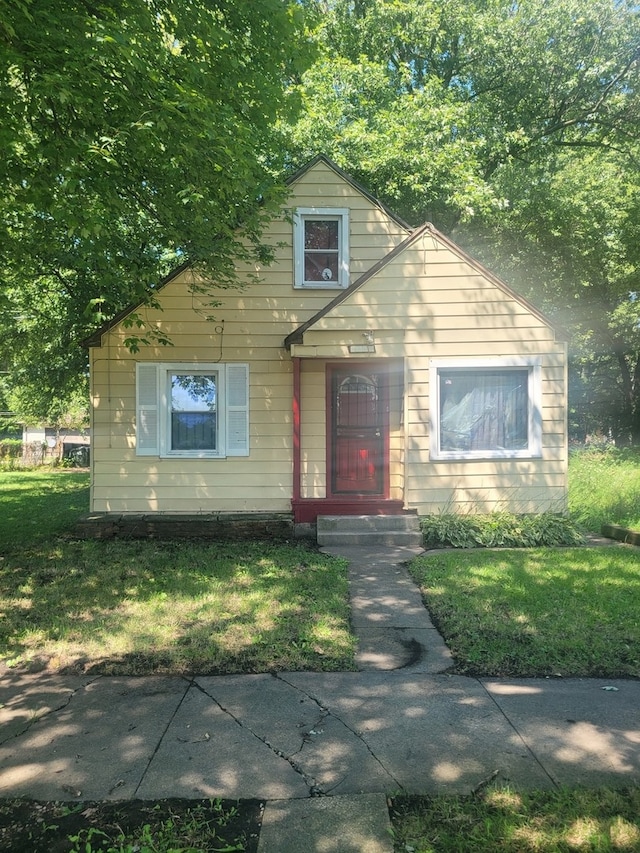 bungalow featuring a front lawn