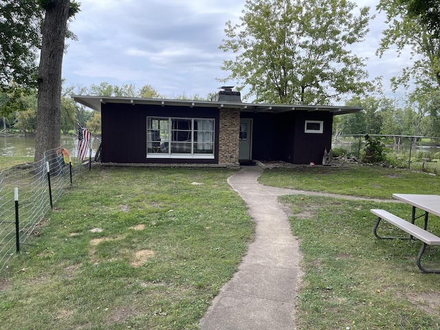 view of front of home featuring a front yard