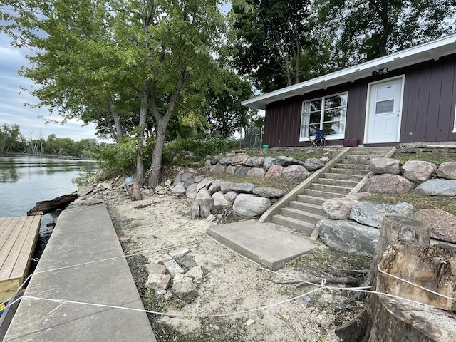 view of yard featuring a water view