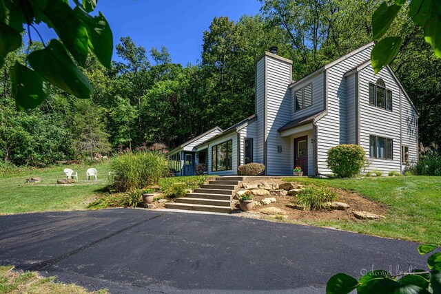 view of front facade featuring a front yard