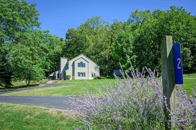 view of front of property featuring a front yard