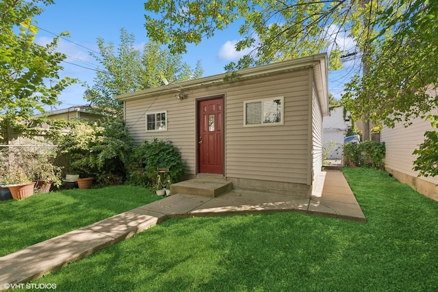 view of front of property featuring a front yard