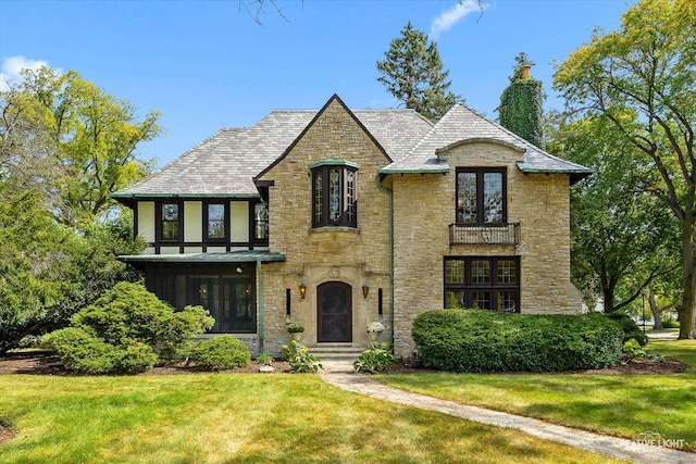 view of front facade featuring a front lawn