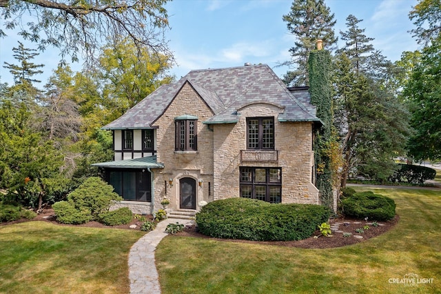 view of front of house with a front yard