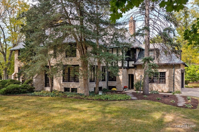 view of front facade with a front lawn