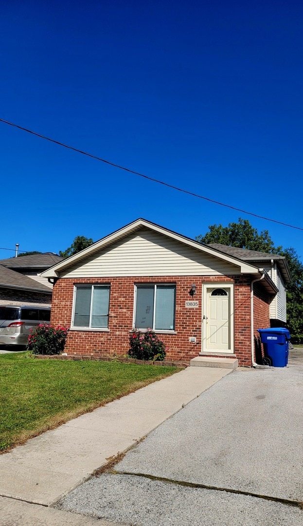 view of front of house with a front yard