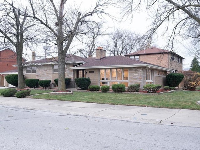 view of front facade featuring a front yard