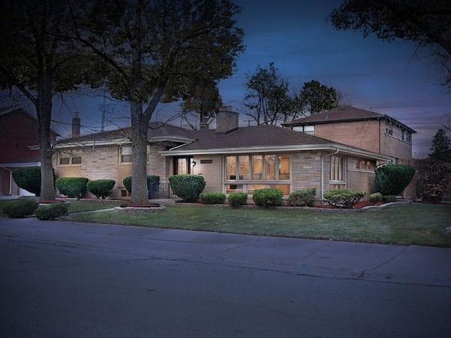 view of front of house featuring a lawn