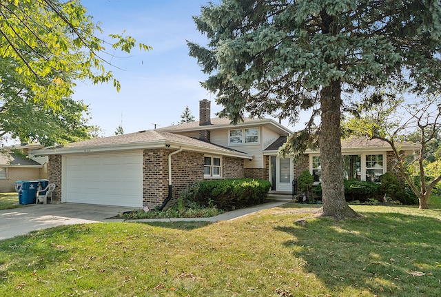 view of front of home featuring a front lawn and a garage