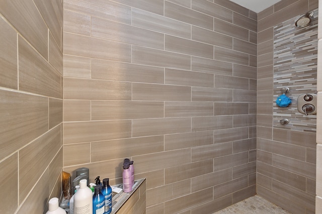 bathroom featuring tiled shower