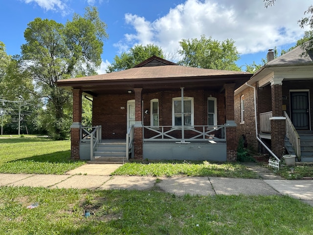 view of front of property with a front lawn and covered porch