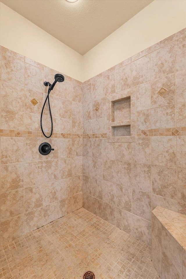 full bathroom featuring a tile shower