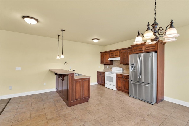 kitchen with under cabinet range hood, white electric range oven, stainless steel fridge, a peninsula, and baseboards