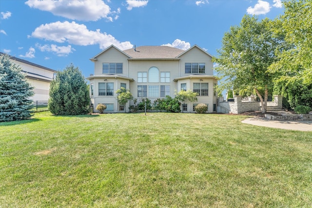 view of front of property featuring a front yard