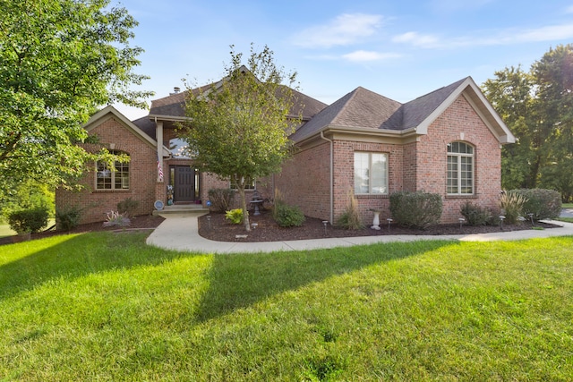 view of front facade featuring a front yard