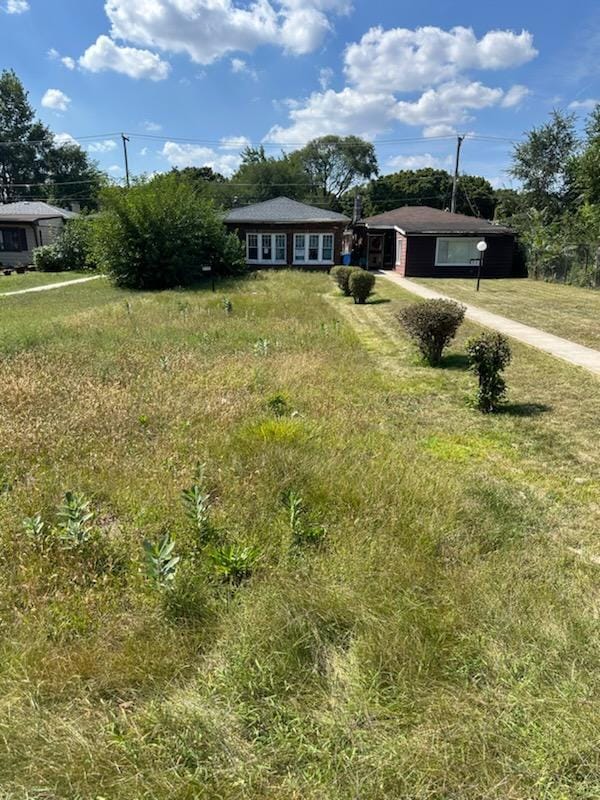 view of front of property featuring a front lawn